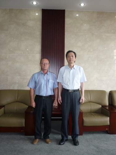 На встрече с ректором Уханьского текстильного университета Вэй И-Лян
