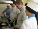 05.Немецкие школьники учатся печь русские блины
