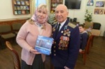 В память о встрече Елене Викторовне вручен сборник о НовГУ