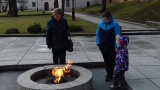 Три поколения чтят память Защитникам Отечества у Вечного огня