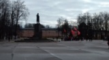 Колонна ветеранов у памятника Ленину
