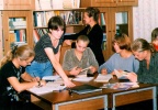 Самостоятельная работа студентов в методическом кабинете кафедры билингвального обучения. 1998г.