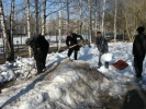 20011/ Студенты рзбрасывают снег