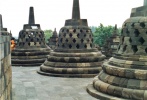 Храм Боробудур. Под каждым колоколом - статуя Будды.