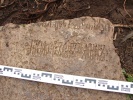 Фрагмент могильной плиты с надписью "...НТЕЛЕЕВЪ СНЪ ПАШИНЪ", найденный в переотложенных напластованиях