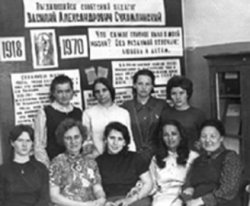 Члены клуба 'Мы - сухомлинцы'. В первом ряду, вторая слева - руководитель клуба Ирина Валентиновна Лукашенко.