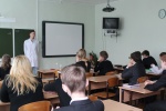Студент ИМО Любимов Александр читает лекцию о важности чистоты рук школьникам 8 класса школы №13