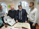 Н.И.Глушенков и С.В.Бусурин рассматривают архивные газеты в редакции "Новгород "