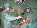 занятие по хирургии, студенты ассистируют практикующему хирургу Байдо С. В.