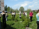 Новая традиция. Выпускники 2010 года сажают первые деревья.