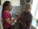 Акция "Спасибо деду за победу" 2012. Наталья Маркова вручает ветерану фронтовой пакет.