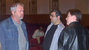 Анатолий Белкин (слева), главный редактор турнира Евгений Поникаров (справа) спорят о качестве вопросов.