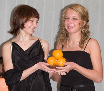 Гран-При. Слева направо: Ирина Исаенкова, Елена Странникова, 2-й курс, отделение журналистики.
