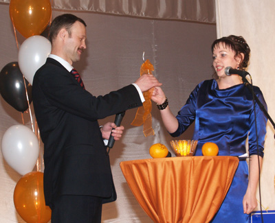 Александра Богачева, ведущая финальной церемонии, вручает награду Апельсиновому герою.