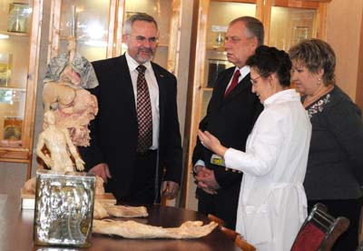 Директор ИМО В.Р. Вебер показал губернатору лаборатории и музей Медицинского института.