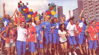Российская команда спортсменов на Универсиаде-2011 в Китае. Крайняя справа - наша Надежда Ломова. Фото из газеты 