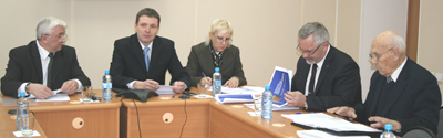 Участники совещания (слева направо): А.Земляк, А.Осипов, О.Бойцова, директор ОАУ 